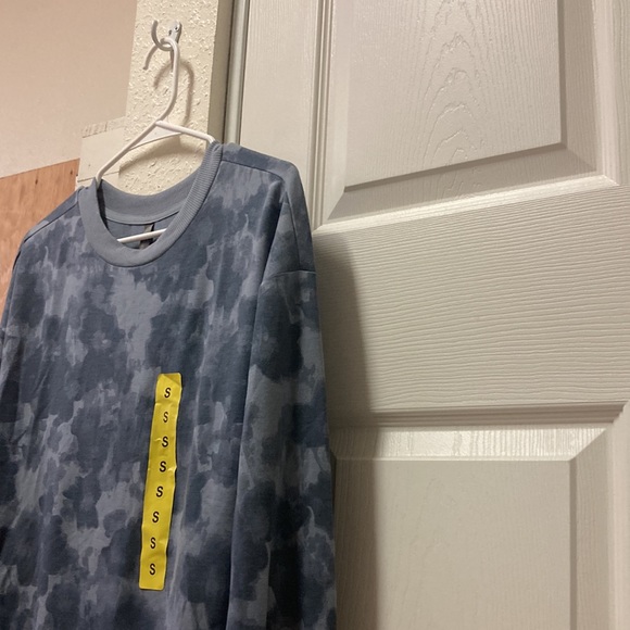 what ; gray camoflauge long sleeve for the winter or the gym anyone. ❤️🔥 - Picture 4 of 8